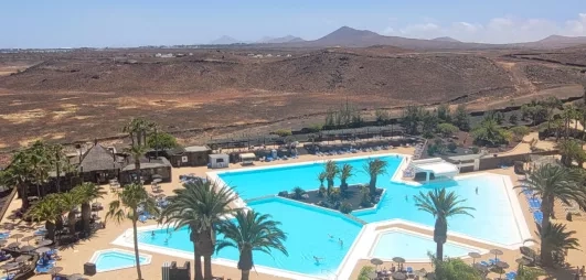 Prise de vue d'ensemble de la piscine 