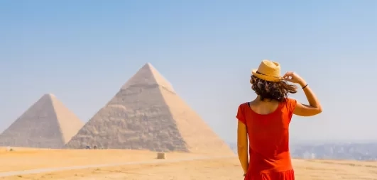 Femme contemplant les pyramides de gizeh en egypte lors d'un combiné pyramides mer rouge