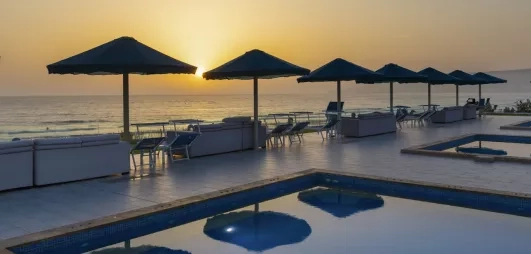 coucher de soleil terrasse extérieure piscines 