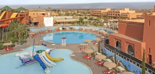 vue panoramique de la piscine avec transats et parasols