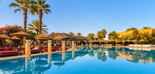 vue globale sur la piscine de l'hôtel