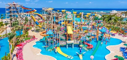 Toboggans aquatiques colorés et piscines du Blend Club Aqua Resort 4* Hurghada pour un voyage all inclusive.