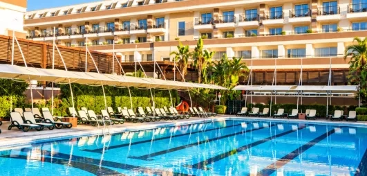 vue de la piscine extérieure et vue de l'hôtel