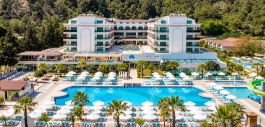 vue d'ensemble hôtel avec piscines et palmiers