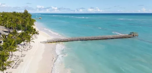 belle plage de sable blanc avec un ponton