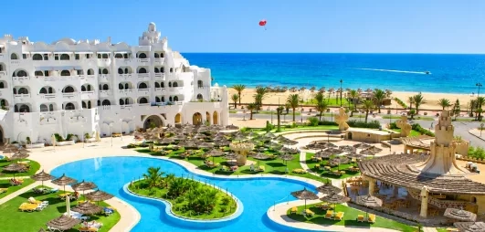 vue sur l'hôtel la piscine et la mer