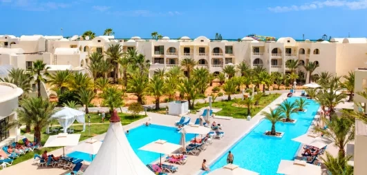 Complexe hôtelier César Thalasso à Djerba, Tunisie, avec piscines turquoises, architecture orientale et plage méditerranéenne.