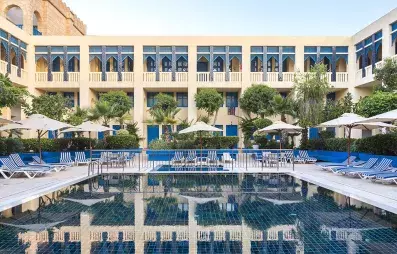 piscine et bâtiment hôtel