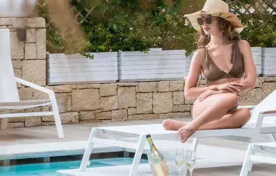femme avec chapeau au bord de la piscine