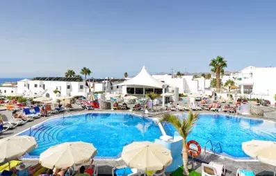 vue d'ensemble de l'hôtel avec piscine 