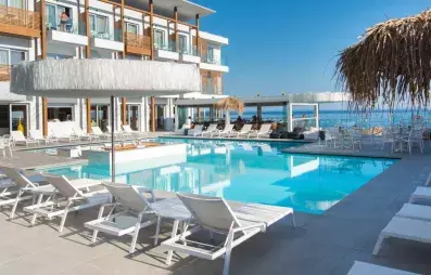 piscine avec transats