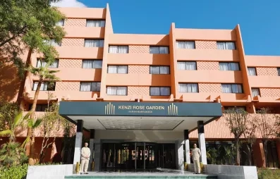 Entrée de l'hôtel avec les agent d'accueil, et les fenêtres des chambres