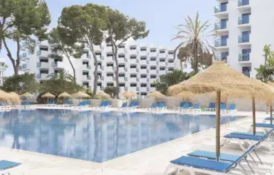 piscine extérieur avec transats et parasols