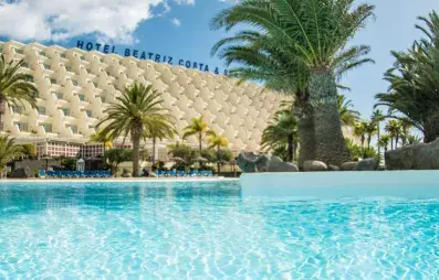 piscine extérieur et vue sur la façade de l'hôtel