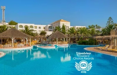 Cadre tropical relaxant avec piscine extérieure