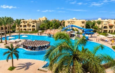 Vue panoramique du parc aquatique avec toboggan et piscines du Mondi Club Stella Gardens