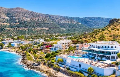vue aérienne de l'hôtel donnant sur les rochers et la plage, la piscine et le bâtiment