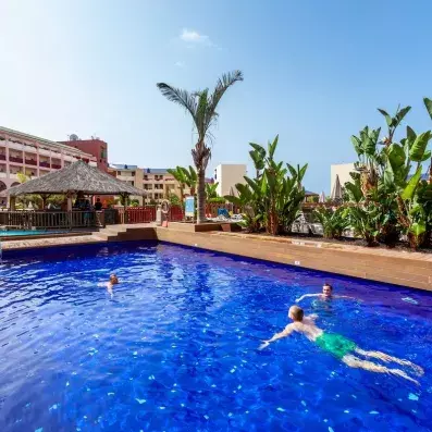 personne nageant dans la piscine extérieur