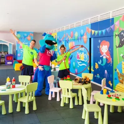 mini-club intérieur avec animateur