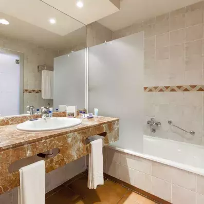 salle de bain avec lavabo et baignoire