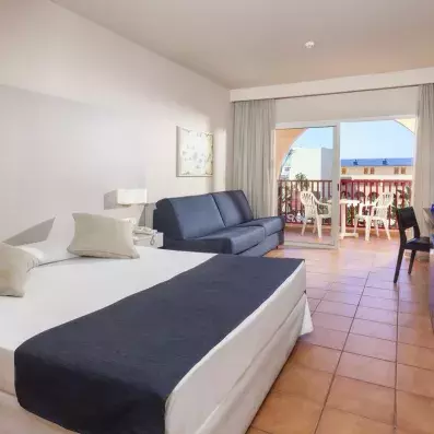 chambre avec un lit double et un canapé