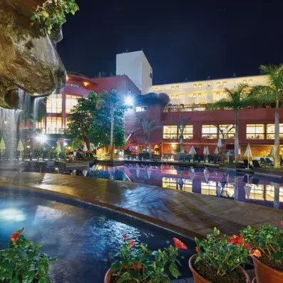 piscine extérieur vue de nuit