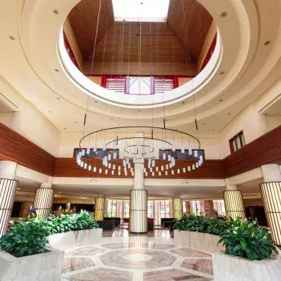 hall de l'hôtel avec lustre