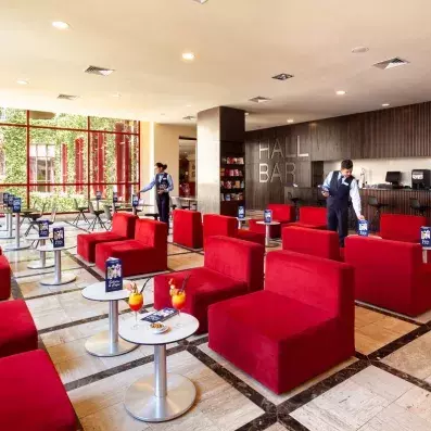 bar de l'hôtel avec fauteuils et tables basses