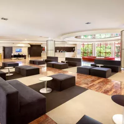 hall de l'hôtel avec canapés