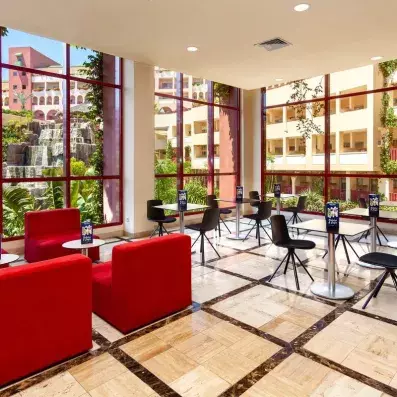 hall de l'hôtel avec tables et chaises