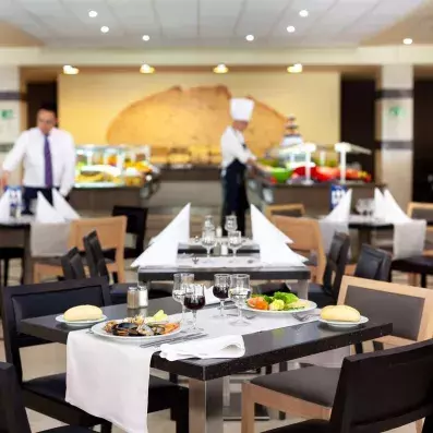 table dressée dans  un restaurant