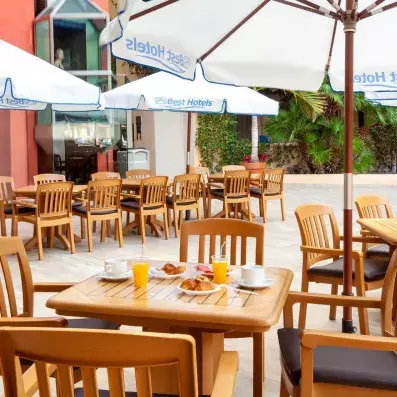 terrasse du restaurant avec tables et parasols