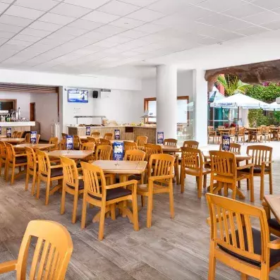 salle de restaurant avec tables et chaises en bois