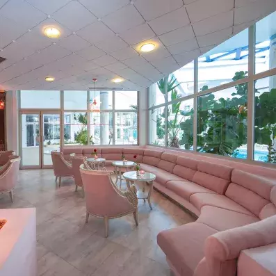 salon avec canapé restaurant