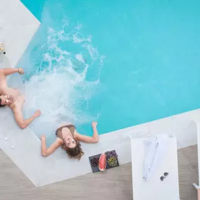 femme dans une piscine