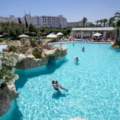 Clients dans la piscine extérieure 