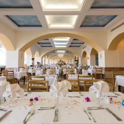 salle de restaurant avec table dressée