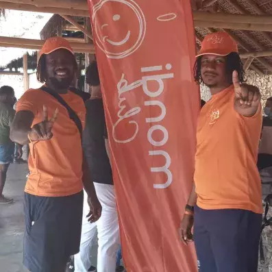 animateurs avec drapeau mondi club