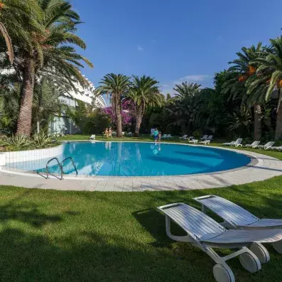 piscine extérieure avec transats 