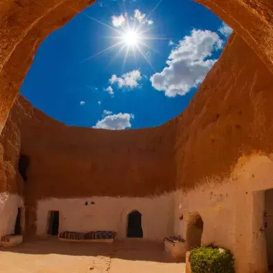 cour intérieure maison terre