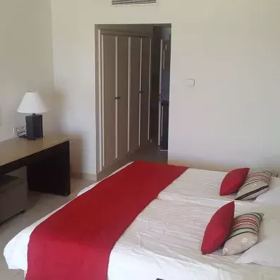 chambre 2 lis dessus de lit rouge