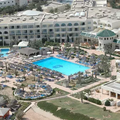 vue ensemble hôtel avec piscine