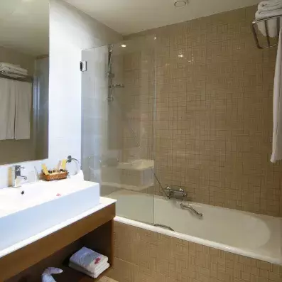 salle de bain avec baignoire