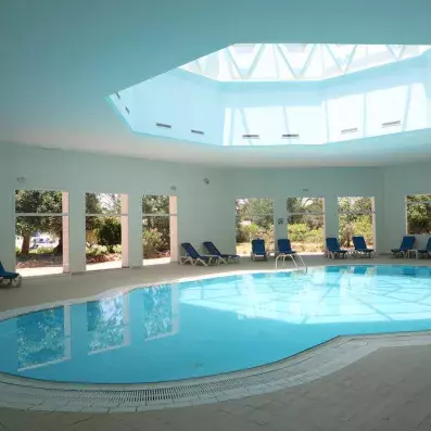 piscine intérieure avec transat