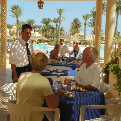 couple déjeunant sur terrasse