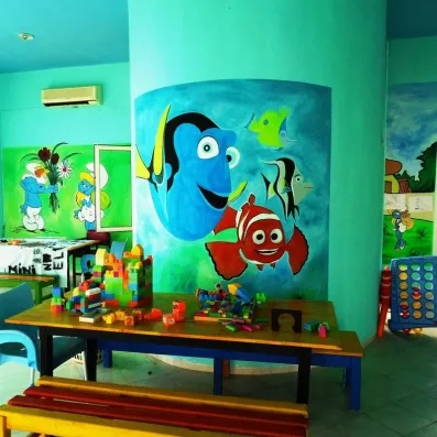 Espace de jeux intérieur du Mini Club pour enfants au Zita Beach Resort.