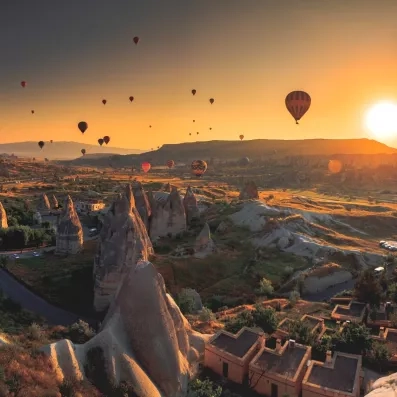 coucher de soleil sur la Cappadoce avec vue sur les montgolfières