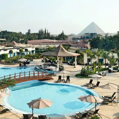 piscine avec vue sur pyramides
