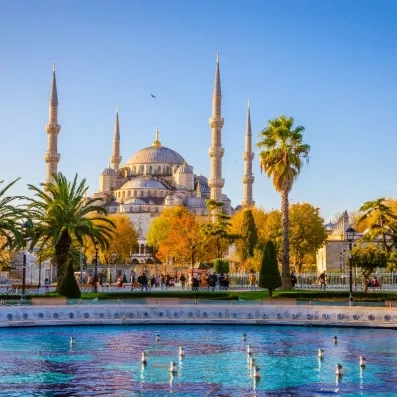 mosquée devant plan d'eau