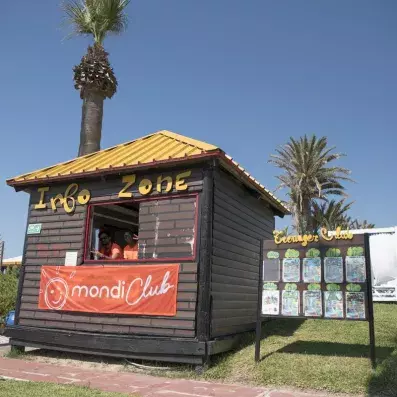cabane en bois avec drapeau Mondi Club